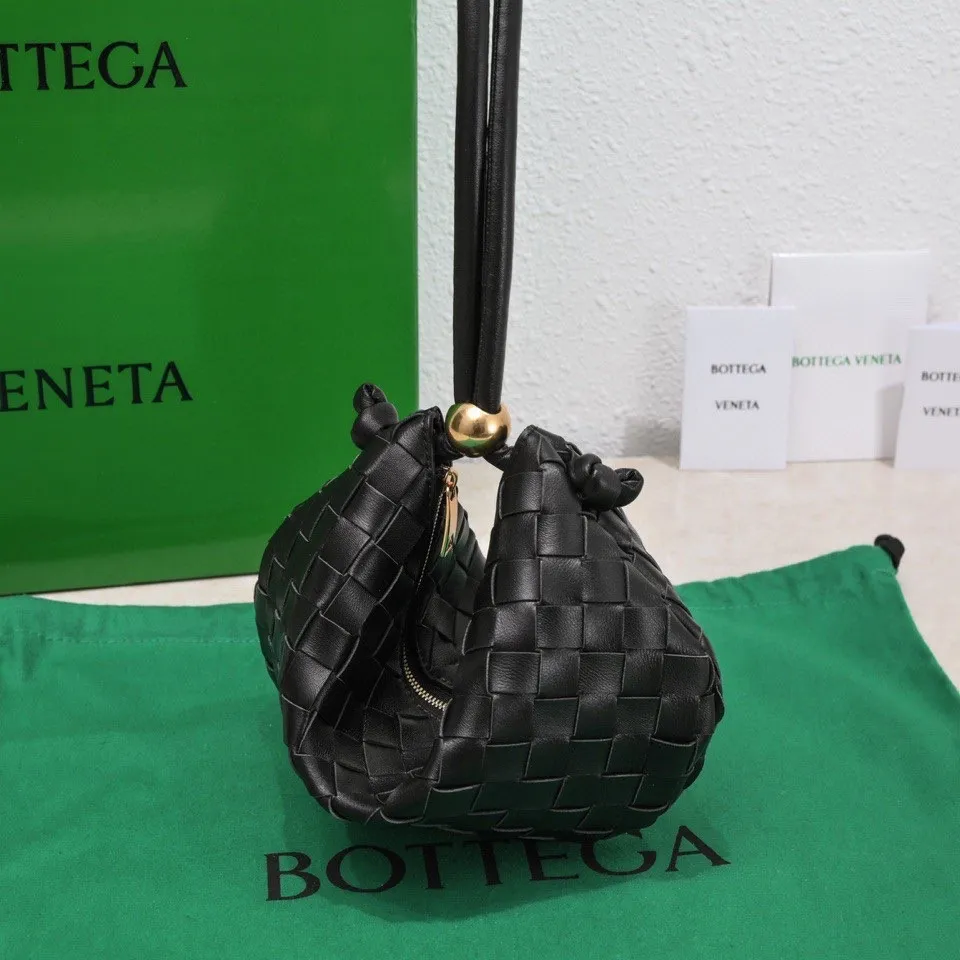 Batch 1220 BV has released new products. The small size TURN #recommended new hot style is still the classic woven logo that we can recognize at a glance. It is really a unique style that is familiar and unfamiliar! Made of sheepskin braiding, with beautiful gold beads on the shoulder straps for free adjustment. You can switch between the shoulder bag and the handbag at will. It has a concave and convex shape anytime and anywhere. It is a practical king with a unique personality. It also has the right color combination that can be sweet or salty. It is full of style. It is a beautiful summer catwalk style. Pull it out quickly. Small size: 29*3*19. Model: 6699-2#